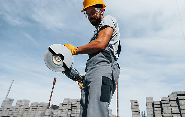 포토 JPG 해외이미지 남자 건축 작업복 공사 한명 들기 상반신 성인 옆모습 쌓기 건설현장 작업 보행로 톱 화강암 성인남자한명만 건설근로자 해외202309 해외포토 직업 1 옷 길 뷰포인트 모션 건설업 사람 암석 공구 남자한명만 성인남자만 파일형식