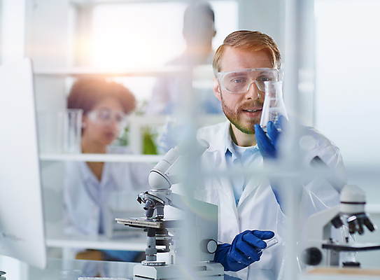 포토 JPG 해외이미지 직업 교육 과학 실내 병원 현미경 실험 한명 안전 사람 성인 가로 세명 약 의사 코트 작업 액체 실험실 생명공학 약국 집중 과학자 분석 생물학 감염 미생물 발견 혁명 개발 약사 화학물질 화학자 성인만 해외202309 해외포토 1 컨셉 의학 생물 실험기구 내부 외투 의료진 화학 학자 파일형식