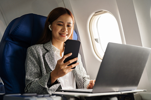 포토 JPG 해외이미지 라이프스타일 손 남자 여행 백그라운드 의자 비즈니스 통신 교통시설 모바일 휴가 비행기 실내 한명 사람 앉기 성인 노트북 스마트폰 핸드폰 컴퓨터 스크린 공백 잡기 작업 비즈니스맨 연결 사이버 무선전화기 스마트 제트기 승객 온라인 대패 블러 힙스터 해외202309 해외포토 1 패션 가구 교통 컨셉 항공교통 모션 대중교통 내부 생활 신체부위 전자제품 스마트기기 직장인 전화기 시설 파일형식