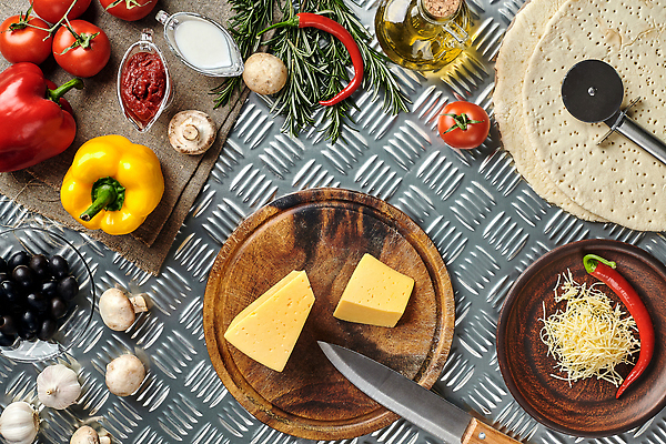 포토 JPG 해외이미지 토마토 고추 치즈 파프리카 피자 마늘 요리 사람없음 올리브오일 올리브 양송이 식칼 토마토소스 로즈메리 나무도마 피자칼 해외202309 해외포토 열매 채소 주방용품 유제품 도마 패스트푸드 서양음식 목재 버섯 소스_음식 기름_음식 허브 파일형식