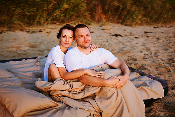 포토 JPG 해외이미지 라이프스타일 커플 여자 행복 감정 모래 바다 결혼 가족 관계 포옹 남편 휴가 휴식 주택 함께함 건강 사랑 사람 앉기 야외 두명 캐주얼 물 뷰티 일몰 기쁨 낭만 자유 침대 시간 아내 저녁 해외202309 해외포토 자연요소 옷 가구 컨셉 안기 모션 이벤트 건물 생활 노을 야간 파일형식