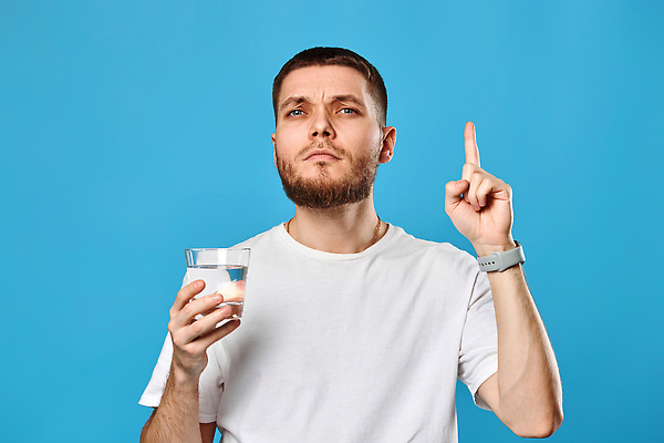 포토 JPG 해외이미지 라이프스타일 손 응시 남자 행복 감정 여유 얼굴 음료 컨셉 티셔츠 손가락 유리 수염 아이디어 건강 한명 손짓 성인 옆모습 물 파란색 믿음 공백 활발 추위 마시기 흰색 가리킴 신선 잡기 입 액체 순수 상쾌 긍정 보여주기 해외202309 해외포토 자연요소 1 시선 뷰포인트 컬러 셔츠 모션 재질 사람 생활 신체부위 파일형식