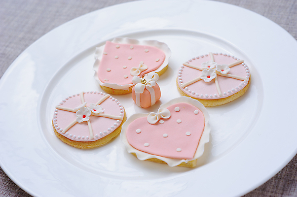 포토 JPG 해외이미지 모양 접시 기념일 꽃 음식 분홍색 결혼 백그라운드 컨셉 디저트 발렌타인데이 선물 사랑 사람없음 장식 빨간색 쿠키 얼음 낭만 흰색 축하 달콤 맛 설탕 굽기 먹기 2월 제안 특별함 많음 프로스팅 해외202309 해외포토 자연요소 식물 식기 감정 컬러 모션 데이이벤트 이벤트 날짜 구이 제빵 파일형식