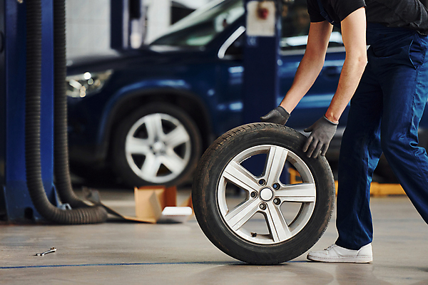 포토 JPG 해외이미지 남자 이동 자동차 한명 성인 옆모습 기계 하반신 작업 기술자 수리 고장 타이어 열정 정비공 교체 자동차정비 정비소 성인남자한명만 해외202309 해외포토 직업 1 감정 육상교통 뷰포인트 컨셉 사람 남자한명만 성인남자만 파일형식