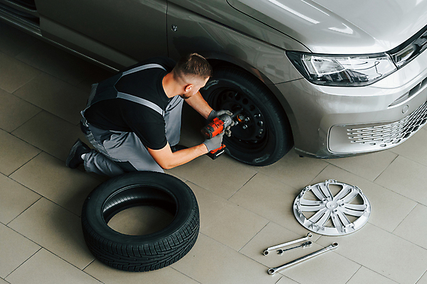 포토 JPG 해외이미지 전신 남자 자동차 한명 성인 옆모습 기계 작업 기술자 수리 고장 타이어 열정 정비공 교체 자동차정비 정비소 성인남자한명만 해외202309 해외포토 직업 1 감정 육상교통 뷰포인트 사람 남자한명만 성인남자만 파일형식