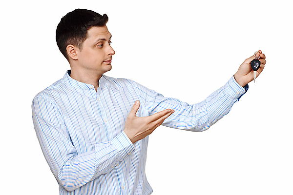 포토 JPG 해외이미지 백인 모델 학생 라이프스타일 남자 포즈 백그라운드 셔츠 교통시설 자동차 열쇠 기념 실내 선물 한명 서기 사람 파란색 유행 우주 금속 거래 흰색 비즈니스맨 운전사 구매 중개인 주기 보여주기 대출 고립 부동산중개인 자동 스타일 해외202309 해외포토 서양인 직업 1 육상교통 컬러 교통 상의 비즈니스 모션 재질 부동산 내부 생활 금융 쇼핑 직장인 시설 파일형식