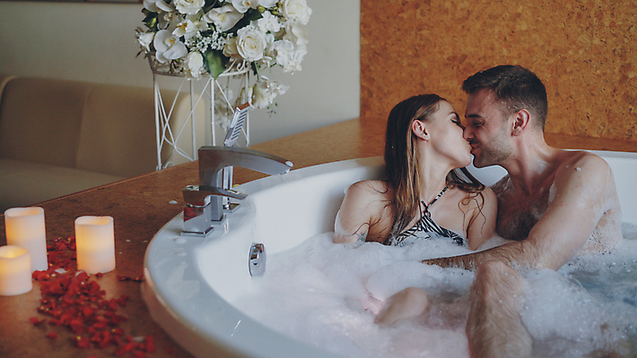 포토 JPG 해외이미지 백인 라이프스타일 커플 남자 수영복 행복 신체 데이트 관계 남편 휴식 키스 수영장 함께함 실내 통 건강 사랑 사람 두명 상점 스파 목욕 거품 낭만 젖음 터치 아내 뜨거움 빨래 불기 비누 바보 해외202309 해외포토 서양인 옷 감정 컨셉 가사 모션 내부 생활 위생용품 청결 애정표현 파일형식