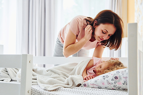 포토 JPG 해외이미지 여자 딸 어린이 모녀 엄마 아침 실내 상반신 성인 두명 앞모습 눕기 침실 육아 침대 잠 여자만 깨우기 해외202309 해외포토 주간 뷰포인트 가구 가족 모션 사람 내부 파일형식