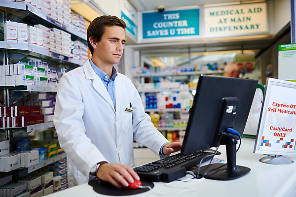 포토 JPG 해외이미지 남자 실내 한명 상반신 성인 옆모습 컴퓨터 의료진 약국 프런트 확인 약사 성인남자한명만 해외202309 해외포토 직업 1 뷰포인트 의학 사람 내부 전자제품 남자한명만 성인남자만 파일형식