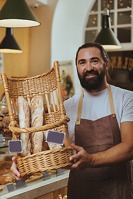 포토 JPG 해외이미지 남자 행복 빵 전등 한명 들기 상반신 성인 앞모습 바구니 앞치마 빵집 성인남자한명만 해외202309 해외포토 1 감정 음식 뷰포인트 모션 조명 사람 상점 남자한명만 성인남자만 파일형식