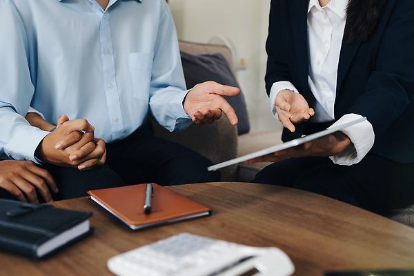 포토 JPG 해외이미지 백인 커플 여자 흑인 비즈니스 부동산 아파트 주택 실내 대화 설명 사람 사람없음 금융 사무실 판매 세일 거래 저축 비즈니스맨 비즈니스우먼 재산 구매 상담원 중개인 고객 계약 경영자 문서 투자 결재 다인종 주인 보험 다민족 대출 렌탈 임대 진짜 소유 해외202309 해외포토 서양인 직업 남자 관계 모션 말하기 인종 내부 건물 경제 쇼핑 직장인 사무원 리더 파일형식
