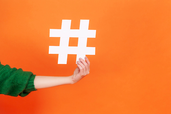 포토 JPG 해외이미지 라이프스타일 손 여자 컨셉 십자가 인터넷 통신 실내 한명 사람 꼬리표 디지털 웹 잡기 네트워크 메시지 연결 심볼 사인 온라인 승진 공유 고립 마케팅 블로거 소셜 소셜미디어 인기 카피스페이스 1인미디어 해외202309 해외포토 1 모션 내부 생활 신체부위 라벨 공백 방송 파일형식