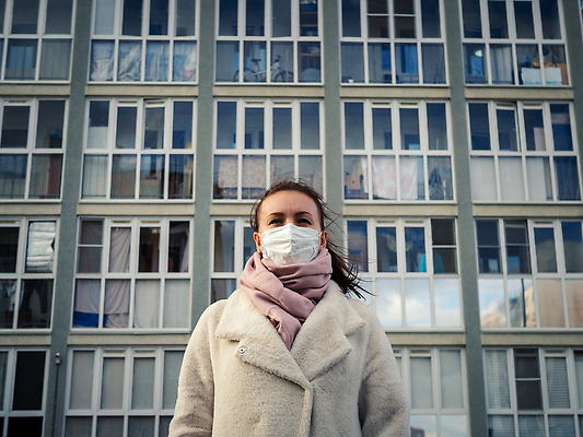 포토 JPG 해외이미지 백인 1 라이프스타일 유럽 얼굴 여행 백그라운드 창문 거리 프레임 건강 경고 가면 한명 사람 야외 뷰티 여행객 고통 환자 흰색 도시 바이러스 보호 질병 보안 감염 전염병 해외202309 해외포토 서양인 감정 나라 컬러 컨셉 의학 안전 생활 신체부위 파일형식