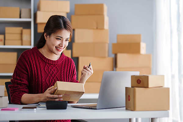 포토 JPG 해외이미지 직업 학생 인터넷 회사 사업가 성공 한명 노트북 쇼핑 사무실 펜 상점 쪽지 기록 업무 비즈니스우먼 이메일 상품 사이버 고객 창고 서비스 온라인쇼핑 패키지 질서 소매 온라인 주소 주인 물류 짐싸기 전자상거래 마케팅 매각 목록 프리랜서 목차 중소기업 해외202309 해외포토 1 여자 컨셉 비즈니스 사람 전자제품 필기구 예절 작업 직장인 파일형식