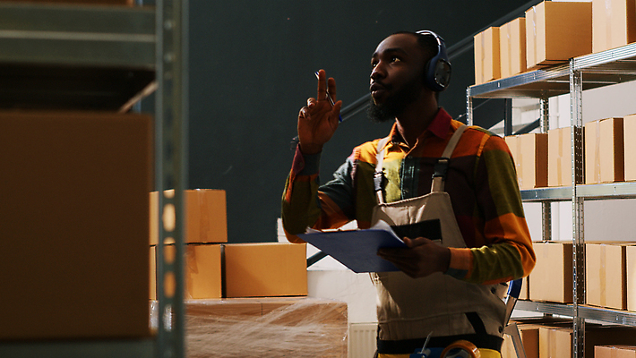 포토 JPG 해외이미지 응시 남자 흑인 노동자 실내 한명 들기 상반신 성인 앞모습 상자 헤드폰 가리킴 작업 물류창고 체크리스트 성인남자한명만 해외202309 해외포토 서양인 직업 1 시선 뷰포인트 음향기기 모션 사람 손짓 내부 창고 남자한명만 성인남자만 파일형식