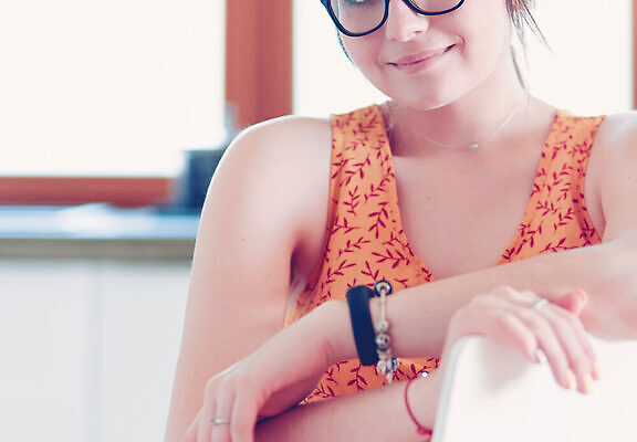 포토 JPG 해외이미지 백인 라이프스타일 여자 행복 음료 음악 음식 다이어트 오렌지 과일 유리 탁자 아침 주택 실내 건강 한명 사람 내부 10대 뷰티 주방 주스 신선 칵테일 아침식사 먹기 유기농 날것 내추럴 돌봄 해외202309 해외포토 주간 서양인 1 웰빙 감정 가구 모션 청소년 재질 문화예술 주류 건물 생활 식사 파일형식