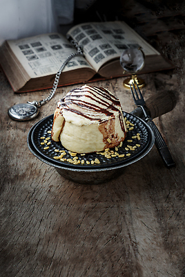 포토 JPG 해외이미지 전통 음식 빵 조각 다이어트 디저트 조명 요리 사람없음 장식 햇빛 지구본 과자 식사 어둠 견과류 달콤 맛 아침식사 굽기 먹기 배고픔 점심식사 페스츄리 핸드메이드 프로스팅 맛있는 해외202309 해외포토 컨셉 모션 건강 태양 구이 제빵 파일형식