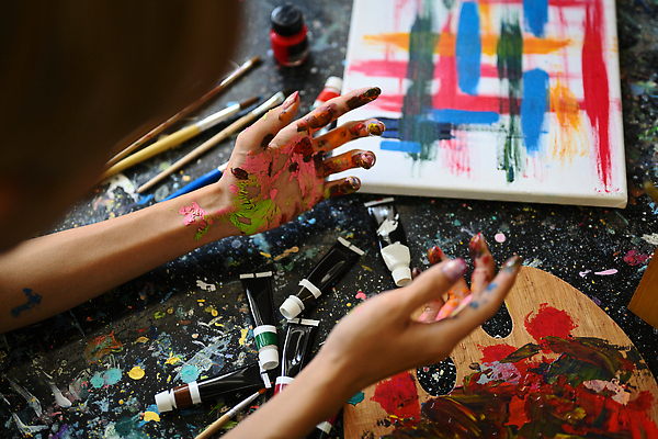 포토 JPG 해외이미지 손 남자 붓터치 미술 한명 상반신 성인 신체부위 물감 붓 얼룩 그리기 팔레트 그림 캔버스 성인남자한명만 해외202309 해외포토 1 모션 문화예술 사람 미술도구 남자한명만 성인남자만 파일형식