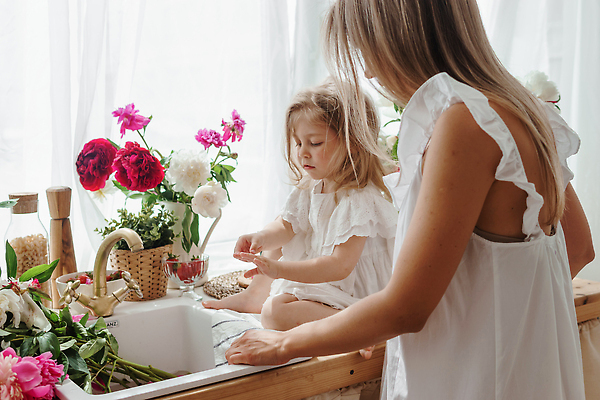 포토 JPG 해외이미지 그릇 원피스 여자 꽃 어린이 딸기 상반신 성인 두명 옆모습 금발 흰색 커튼 싱크대 여자만 소녀만 해외202309 해외포토 식물 헤어스타일 식기 옷 뷰포인트 컬러 과일 사람 개수대 어린이만 파일형식