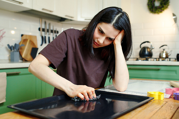 포토 JPG 해외이미지 백인 라이프스타일 가사 탁자 스트레스 주택 갈색머리 피곤 한명 일상 주방 방 슬픔 좌절 씻기 청소 서비스 주부 먼지 문제 청소부 스펀지 트러블 혼혈 해외202309 해외포토 서양인 직업 1 헤어스타일 감정 가구 컨셉 사람 건물 라이프 생활 청결 다문화 파일형식