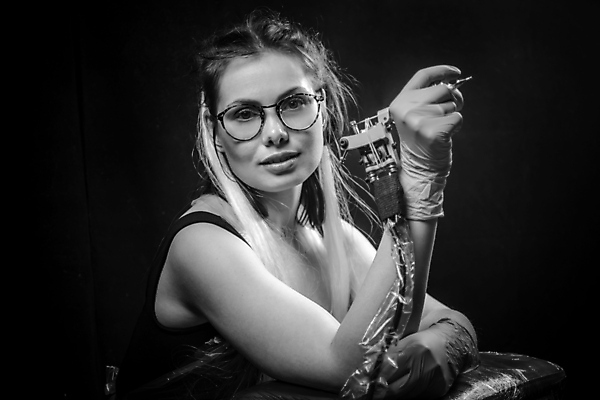 포토 JPG 해외이미지 한명 앉기 상점 기계 총 잠자리 문신 만들기 방법 해외202309 해외포토 1 무기 곤충 모션 사람 파일형식