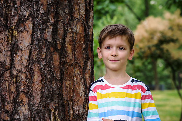 포토 JPG 해외이미지 나무 식물 백인 1 손 공원 행복 감정 무기 얼굴 어린이 컨셉 가족 포옹 자연 관리 사랑 한명 사람 소년 야외 초록색 금발 태양 환경 봄 아기 보호 숲 팔 돌봄 사방 생태학 해외202309 해외포토 자연요소 서양인 헤어스타일 계절 공공시설 교육 남자 컬러 관계 안기 모션 신체부위 생태계 파일형식