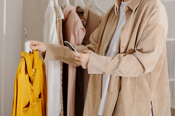 포토 JPG 해외이미지 백인 옷 여자 한명 들기 상반신 성인 옆모습 스마트폰 판매 옷걸이 성인여자한명만 중고거래 해외202309 해외포토 서양인 1 뷰포인트 모션 사람 핸드폰 스마트기기 거래 여자한명만 성인여자만 파일형식