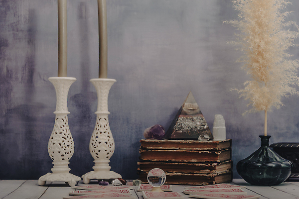 포토 JPG 해외이미지 얼굴 백그라운드 돈 미래 사랑 사람없음 책 독서 운명 신용카드 재산 예측 신비 심볼 마녀 점성술 마법 초능력 해외202309 해외포토 감정 컨셉 신체부위 금융 파일형식