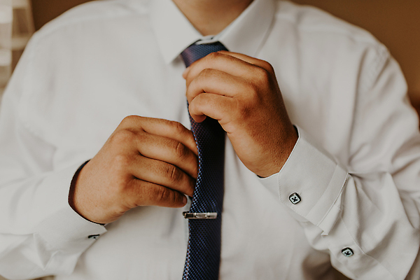 포토 JPG 해외이미지 백인 라이프스타일 손 옷 남자 신랑 결혼 백그라운드 셔츠 비즈니스 창문 성공 결혼식 아침 남편 넥타이 휴가 한명 사람 정장 이벤트 성인 내부 파란색 뷰티 유행 재킷 낭만 흰색 축하 비즈니스맨 클래식 고급 우아함 묘사 준비 우크라이나 스타일 해외202309 해외포토 주간 서양인 1 잡화 유럽 컬러 컨셉 상의 생활 신체부위 외투 직장인 파일형식