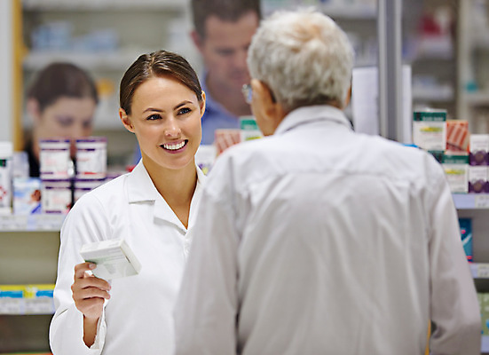 포토 JPG 해외이미지 여자 노년 남자 실내 들기 여러명 상반신 성인 앞모습 뒷모습 상자 약 의료진 약국 고객 약사 해외202309 해외포토 직업 뷰포인트 다수 의학 모션 사람 내부 파일형식