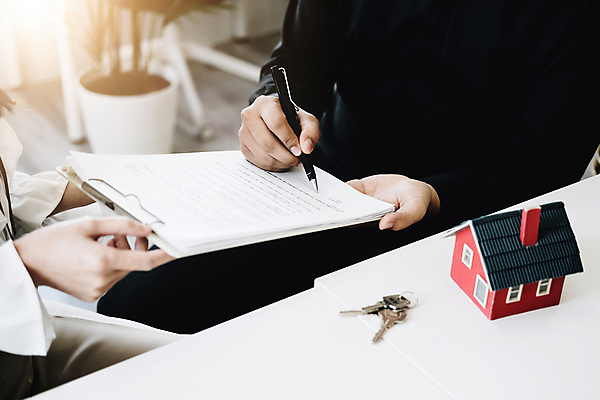 포토 JPG 해외이미지 손 여자 남자 비즈니스 열쇠 부동산 들기 상반신 성인 두명 앞모습 신체부위 펜 거래 잡기 중개인 계약 문서 계약서 성인만 해외202309 해외포토 직업 뷰포인트 모션 사람 필기구 재산 파일형식