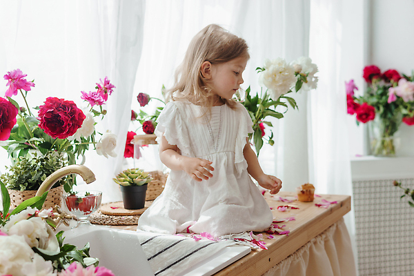 포토 JPG 해외이미지 전신 원피스 여자 꽃 행복 어린이 딸기 한명 옆모습 금발 바구니 꽃병 컵케이크 창가 싱크대 다육식물 모란 소녀한명만 해외202309 해외포토 식물 1 헤어스타일 옷 감정 뷰포인트 과일 창문 사람 케이크 개수대 여자한명만 소녀만 파일형식