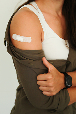 포토 JPG 해외이미지 여자 캠페인 컨셉 건강 파노라마 병원 한명 성인 약 공백 환자 흰색 바이러스 보호 질병 예방 붕대 주사약 팔 백신 석고 예방접종 예방주사 인플루엔자 코로나바이러스 해외202309 해외포토 1 컬러 의학 촬영기법 주사기 사람 신체부위 접종 파일형식