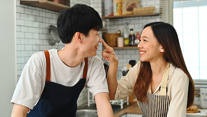 포토 JPG 해외이미지 라이프스타일 부부 여자 남자 남편 상반신 성인 두명 앞모습 주방 앞치마 아내 코 찌르기 성인만 해외202309 해외포토 커플 뷰포인트 모션 사람 생활 신체부위 파일형식