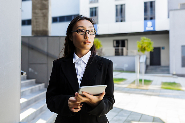 포토 JPG 해외이미지 여자 한명 들기 동양인 정장 상반신 성인 야외 태블릿 계단 비즈니스우먼 출장 성인여자한명만 안경낌 해외202309 해외포토 1 옷 안경 비즈니스 모션 사람 인종 전자제품 스마트기기 직장인 여자한명만 성인여자만 파일형식