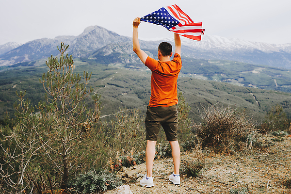 포토 JPG 해외이미지 백인 남자 여행 백그라운드 자연 휴가 산 한명 사람 야외 뒷모습 가로 여행객 우주 미국 공백 하이킹 자유 깃발 4 성조기 민주주의 심볼 기념물 애국심 7월 독립 비자 전국 정부 이민 해외202309 해외포토 서양인 1 뷰포인트 이동 컨셉 북아메리카 레저 숫자 날짜 국기 생태계 파일형식