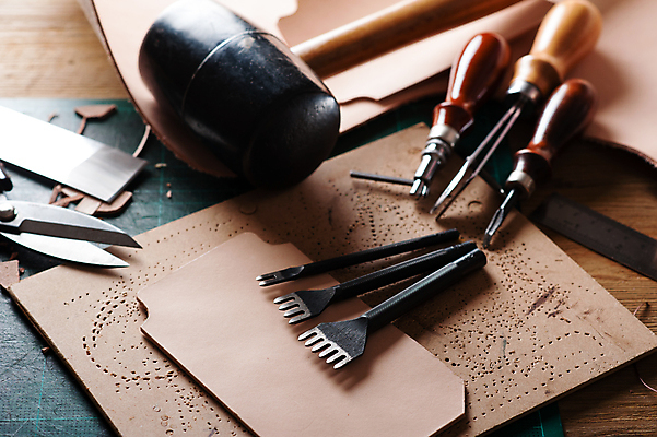 포토 JPG 해외이미지 사람없음 도구 작업 가죽 책상 오브젝트 수공예 DIY 가죽공예 소가죽 해외202309 해외포토 가구 취미 공예 파일형식