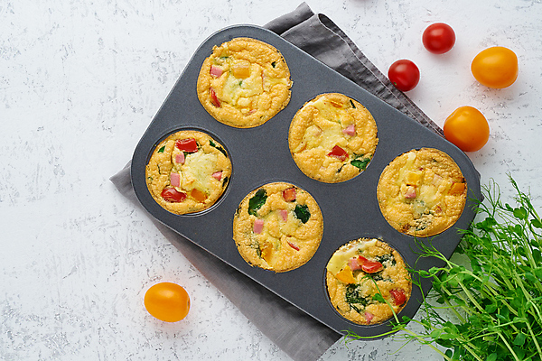 포토 JPG 해외이미지 채소 방울토마토 사람없음 계란 머핀 베이컨 계란빵 머핀틀 해외202309 해외포토 빵 토마토 돼지고기 알 파일형식