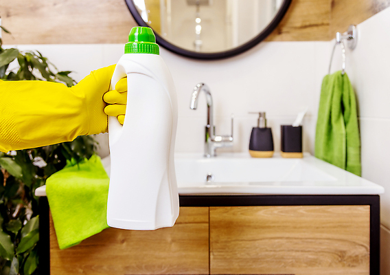 포토 JPG 해외이미지 손 들기 근접촬영 신체부위 청소 세제 세면대 화장실 고무장갑 해외202309 해외포토 뷰포인트 장갑 모션 사람 고무 파일형식