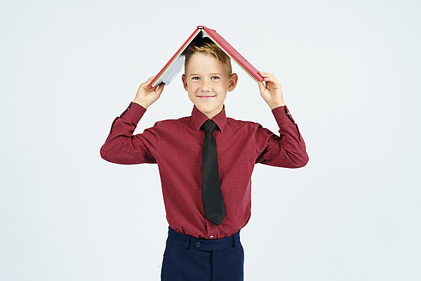 포토 JPG 해외이미지 남자 어린이 한명 소년 상반신 앞모습 10대 책 스터디 잡기 스마트 흰배경 소년한명만 해외202309 해외포토 1 뷰포인트 백그라운드 컨셉 모션 청소년 사람 학습 흰색 남자한명만 소년만 파일형식