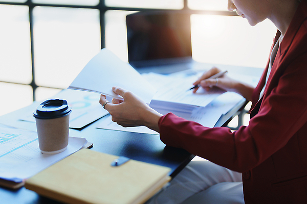 포토 JPG 해외이미지 직업 손 종이 백그라운드 컨셉 돈 회사 비즈니스 한명 내부 가로 금융 경제 숫자 동전 비즈니스우먼 확대 구매 상담원 분석 명상 보고서 문서 투자 수익 시트 회계 빚 계좌 세금 수입 제어 프로젝트 회계사 해외202309 해외포토 문자 1 여자 사람 신체부위 쇼핑 직장인 사무원 재산 파일형식