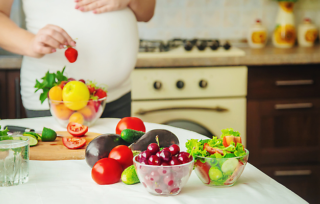 포토 JPG 해외이미지 그릇 여자 행복 잎 토마토 딸기 가지 오이 도마 건강 관리 한명 성인 주방 임산부 임신 체리 물컵 살구 성인여자한명만 해외202309 해외포토 식물 1 식기 감정 채소 과일 주방용품 사람 컵 여자한명만 성인여자만 파일형식