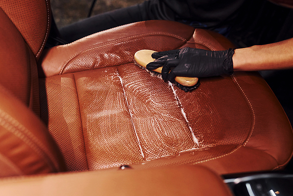 포토 JPG 해외이미지 손 여자 의자 자동차 한명 성인 신체부위 거품 청소도구 청소 자동차내부 차량내부 성인여자한명만 손세차 실내세차 해외202309 해외포토 1 육상교통 가구 사람 내부 도구 세차 여자한명만 성인여자만 파일형식