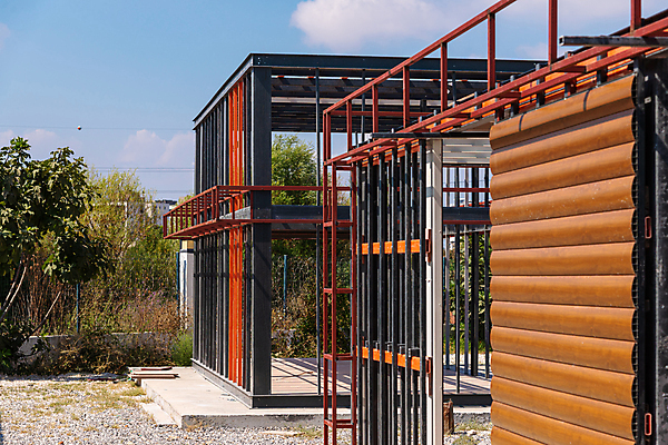 포토 JPG 해외이미지 디자인 외관 산업 벽 패턴 비즈니스 건축양식 공장 하늘 지붕 새로움 주택 프레임 사람없음 야외 건물 파란색 금속 장비 건설현장 판넬 엔지니어 제조 땅 철 상업 뼈대 공학 국회 철강 프로젝트 해외202309 해외포토 건축물 교육 건축 컬러 컨셉 무늬 공업 재질 건설업 기술자 파일형식