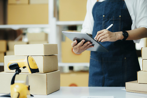 포토 JPG 해외이미지 여자 실내 한명 들기 동양인 상반신 성인 태블릿 쌓기 택배 택배상자 박스포장 스캐너 온라인쇼핑몰 성인여자한명만 태블릿펜 해외202309 해외포토 1 포장 모션 사람 인종 내부 전자제품 스마트기기 상자 펜 운송업 쇼핑몰 온라인 여자한명만 성인여자만 파일형식