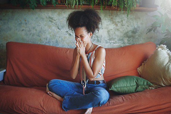 포토 JPG 해외이미지 라이프스타일 웰빙 여자 얼굴 가정 청소년 휴식 아파트 주택 갈색머리 건강 한명 사람 20대 성인 소파 컬러풀 고통 성장 약재 표현 바이러스 위험 불기 집중 긍정 알레르기 돌봄 심각 재채기 여자한명만 코로나바이러스 락다운 해외202309 해외포토 1 헤어스타일 감정 컬러 컨셉 의자 모션 청년 건물 생활 신체부위 약 질병 여자만 파일형식