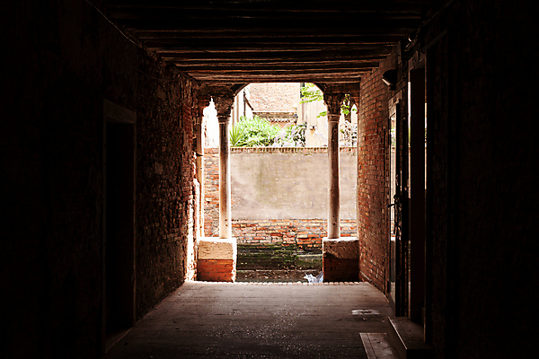 포토 JPG 해외이미지 도로 벽 여행 포크 거리 액자틀 풍경 사람없음 내부 이탈리아 가리킴 도시 복도 역사 터널 방향 교차로 흔적 사인 베네치아 지역 그런지 루트 방법 옛날 인기 해외202309 해외포토 식기 유럽 길 액자 교통시설 틀 손짓 파일형식