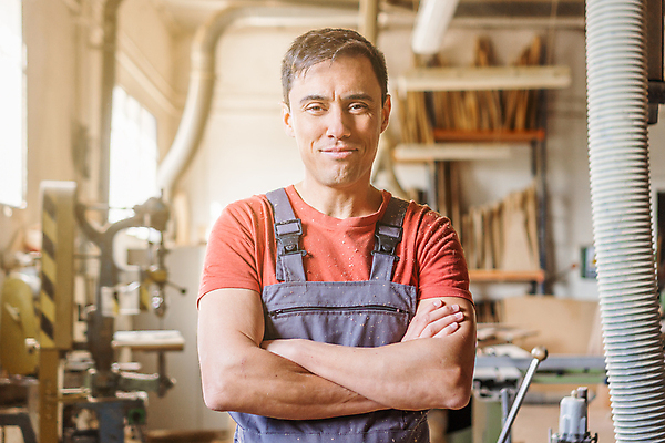 포토 JPG 해외이미지 직업 응시 남자 산업 유니폼 노동자 직장 실내 작업복 한명 가로 빛 팔짱 기계 기쁨 장비 기구 업무 자신감 작업실 제조 목수 목공예 장인 주인 공예가 솜씨 스타일 중소기업 해외202309 해외포토 1 시선 옷 감정 회사 모션 사람 내부 작업 공예 파일형식