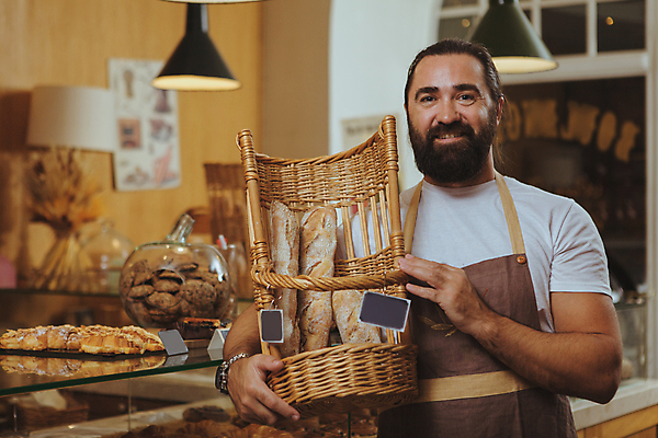 포토 JPG 해외이미지 남자 빵 전등 한명 들기 상반신 성인 앞모습 바구니 앞치마 빵집 진열장 성인남자한명만 해외202309 해외포토 1 음식 뷰포인트 모션 조명 사람 상점 남자한명만 성인남자만 파일형식