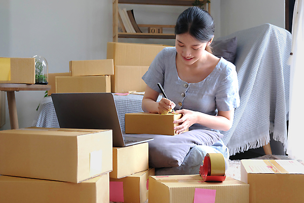포토 JPG 해외이미지 백인 직업 라이프스타일 여자 신발 인터넷 회사 비즈니스 포장 사업가 새로움 주택 한명 동양인 성인 책 컴퓨터 상자 알약 판매 상점 중국 기록 구매 상품 작음 고객 준비 창업 온라인 주소 주인 짐싸기 판지 전자상거래 마케팅 방법 프리랜서 해외202309 해외포토 서양인 1 아시아 컨셉 사람 인종 건물 생활 전자제품 쇼핑 약 크기 자영업 파일형식